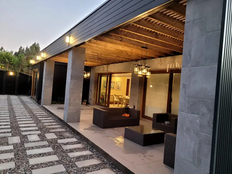Terraza techada iluminada al atardecer